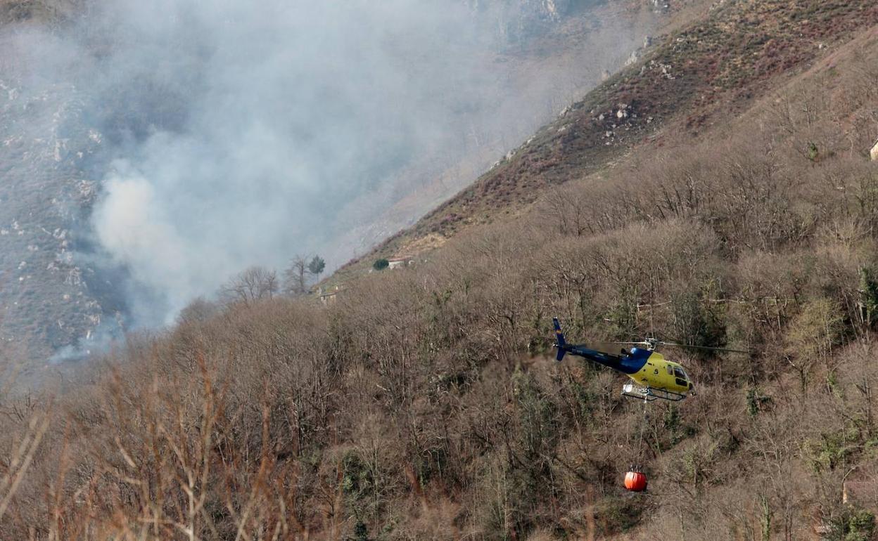 Incendio en la zona de Rioseco, este sábado.