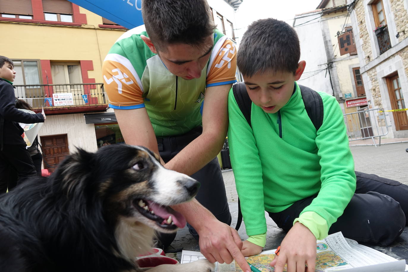 La prueba deportiva Piloña Orienta, organizada por los alumnos de Pro Viaje de Estudios del IES de Infiesto, tuvo lugar este domingo en Infiesto. 