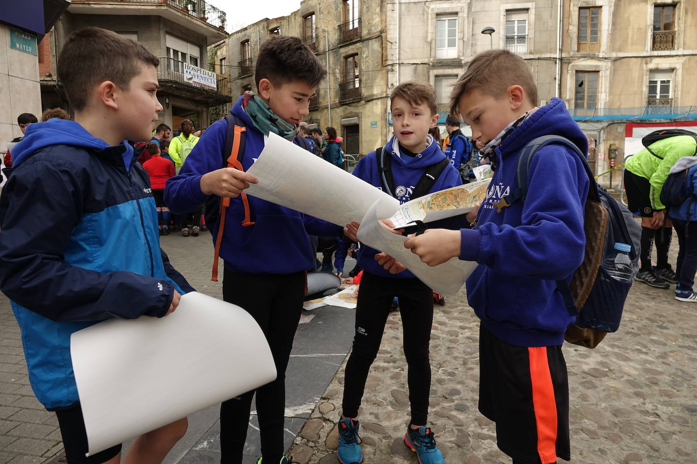 La prueba deportiva Piloña Orienta, organizada por los alumnos de Pro Viaje de Estudios del IES de Infiesto, tuvo lugar este domingo en Infiesto. 