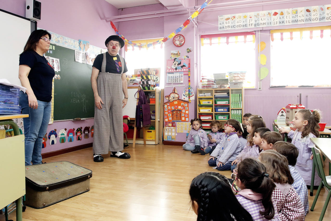 Cosquiclowns ha visitado el colegio Martínez Torner de Gijón ya allí sus payasos Natalia Ablanedo, 'Serpentina', y Manuel Fueyo, 'Monolito', implicaron a los pequeños de segundo de Infantil, para colorear tarjetas de ánimo que llegarán a los niños de la planta de Pediatría del Hospital de Cabueñes.