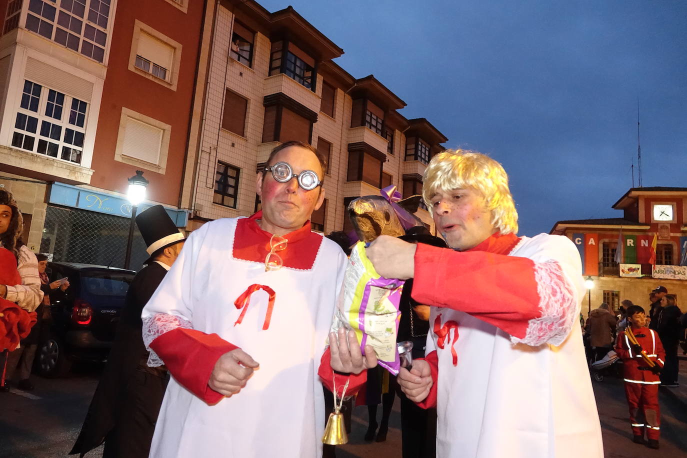 La localidad del Oriente asturiano pone fin a las fiestas de Carnaval con la celebración de este acto fúnebre.