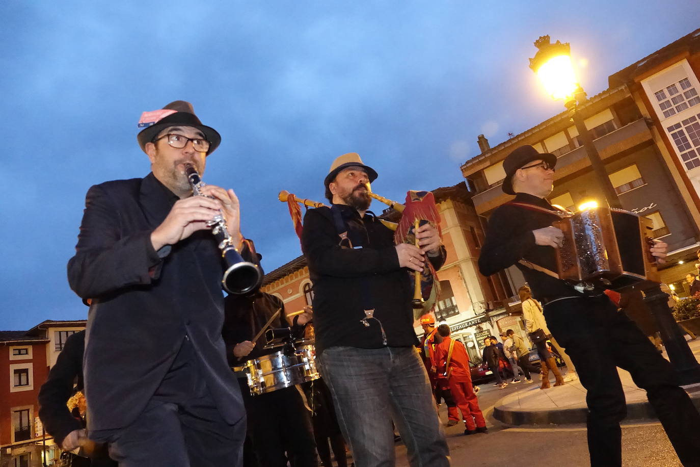 La localidad del Oriente asturiano pone fin a las fiestas de Carnaval con la celebración de este acto fúnebre.