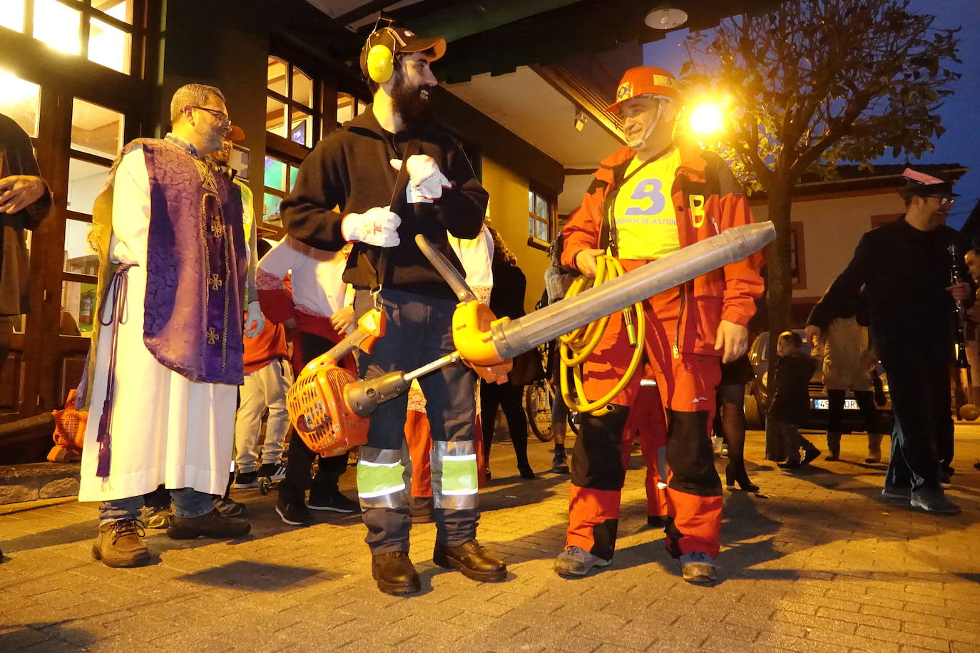 La localidad del Oriente asturiano pone fin a las fiestas de Carnaval con la celebración de este acto fúnebre.