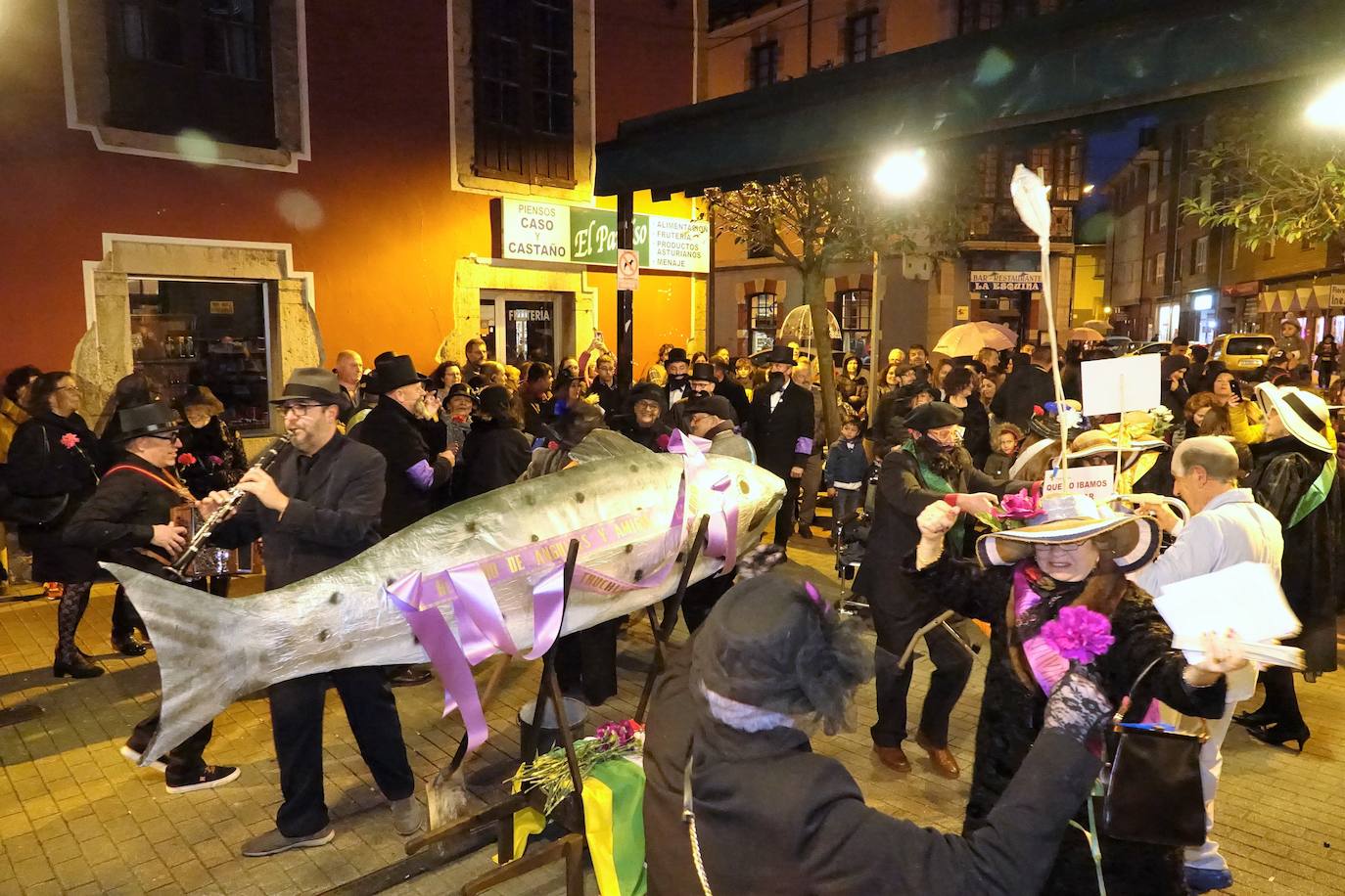 La localidad del Oriente asturiano pone fin a las fiestas de Carnaval con la celebración de este acto fúnebre.