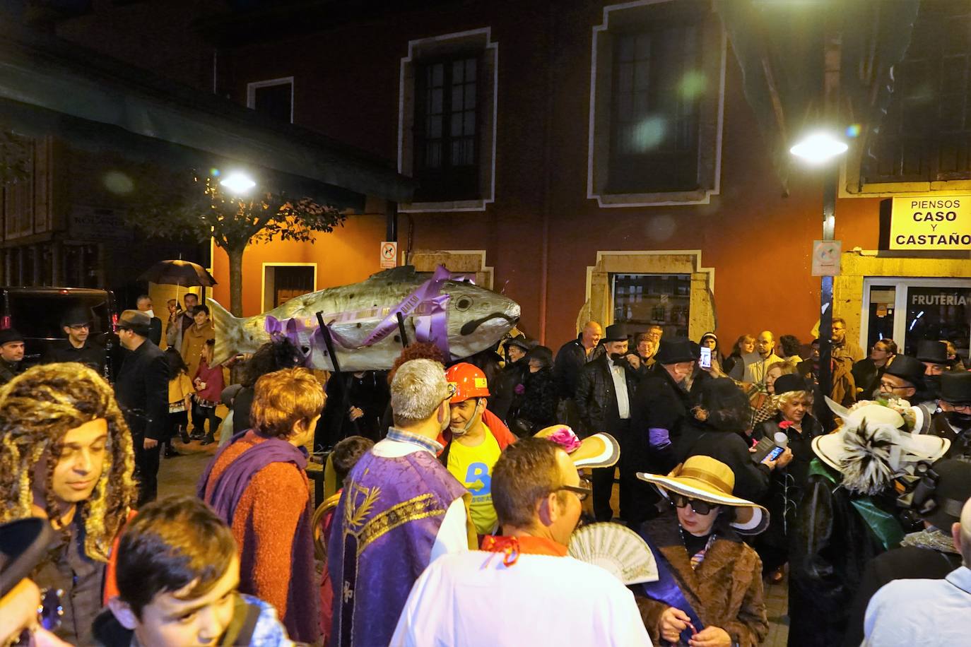 La localidad del Oriente asturiano pone fin a las fiestas de Carnaval con la celebración de este acto fúnebre.