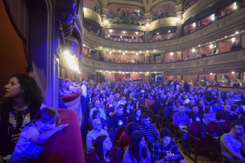 Amaral llenó el Palacio Valdés de Avilés en el concierto de la gira organizada para presentar su último trabajo, 'Salto al color'. No obstante, no renunciaron a sus clásicos.