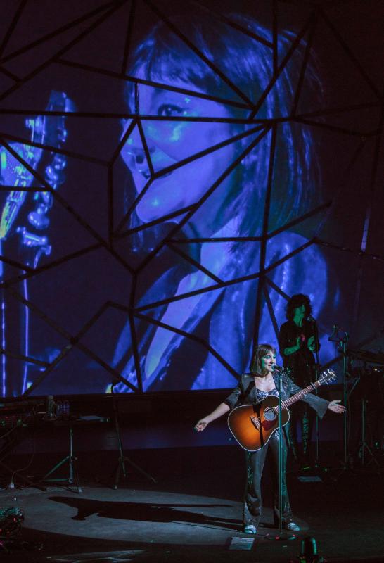 Amaral llenó el Palacio Valdés de Avilés en el concierto de la gira organizada para presentar su último trabajo, 'Salto al color'. No obstante, no renunciaron a sus clásicos.