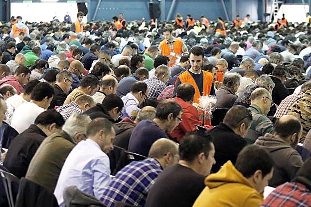 Un grupo de auxiliares recoge las bolsas en las que iban los cuestionarios y las plantillas de respuesta, antes del inicio del primer turno de examen. 