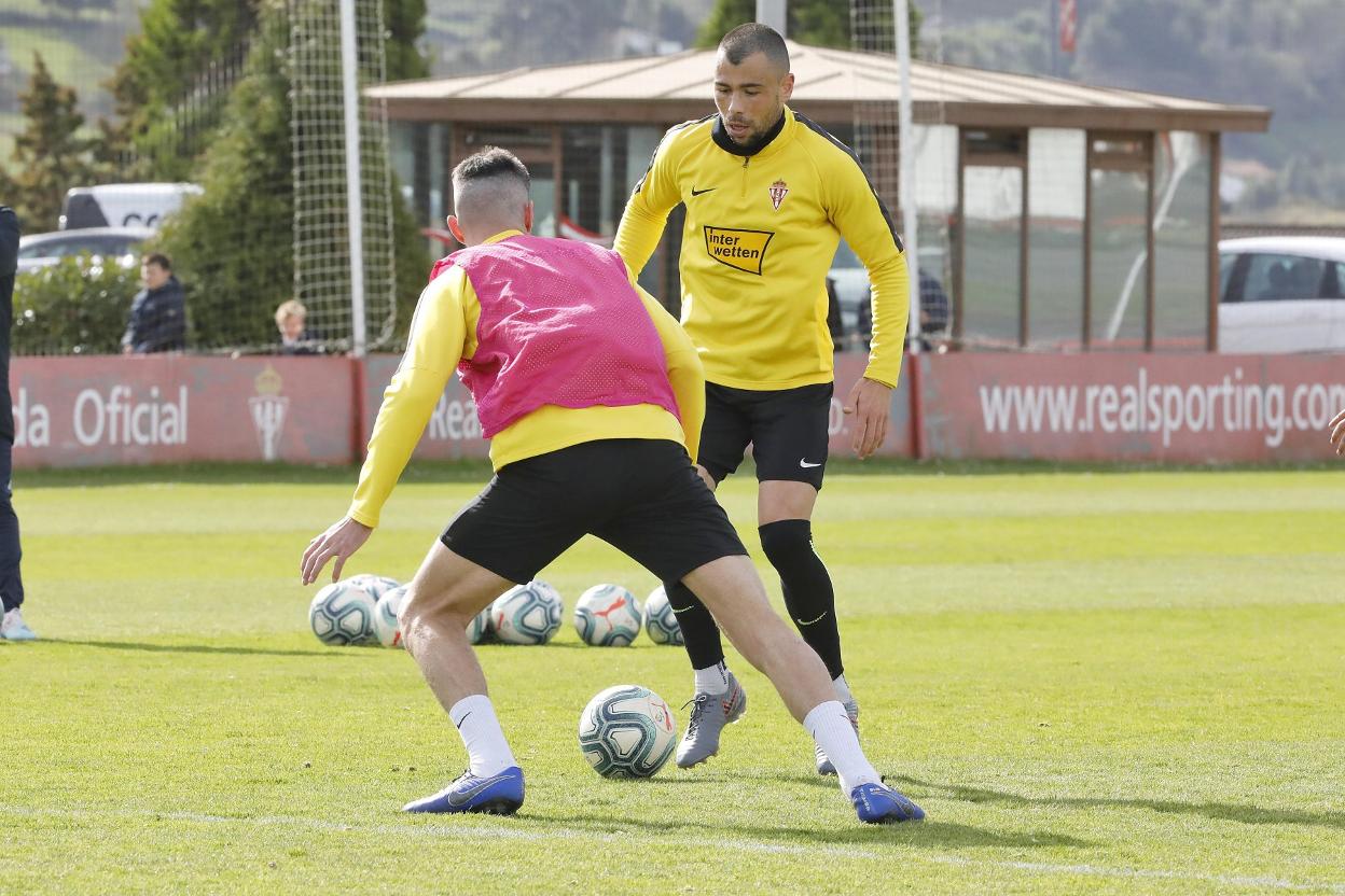 Javi Fuego, en el entrenamiento de ayer, encara a Borja. 