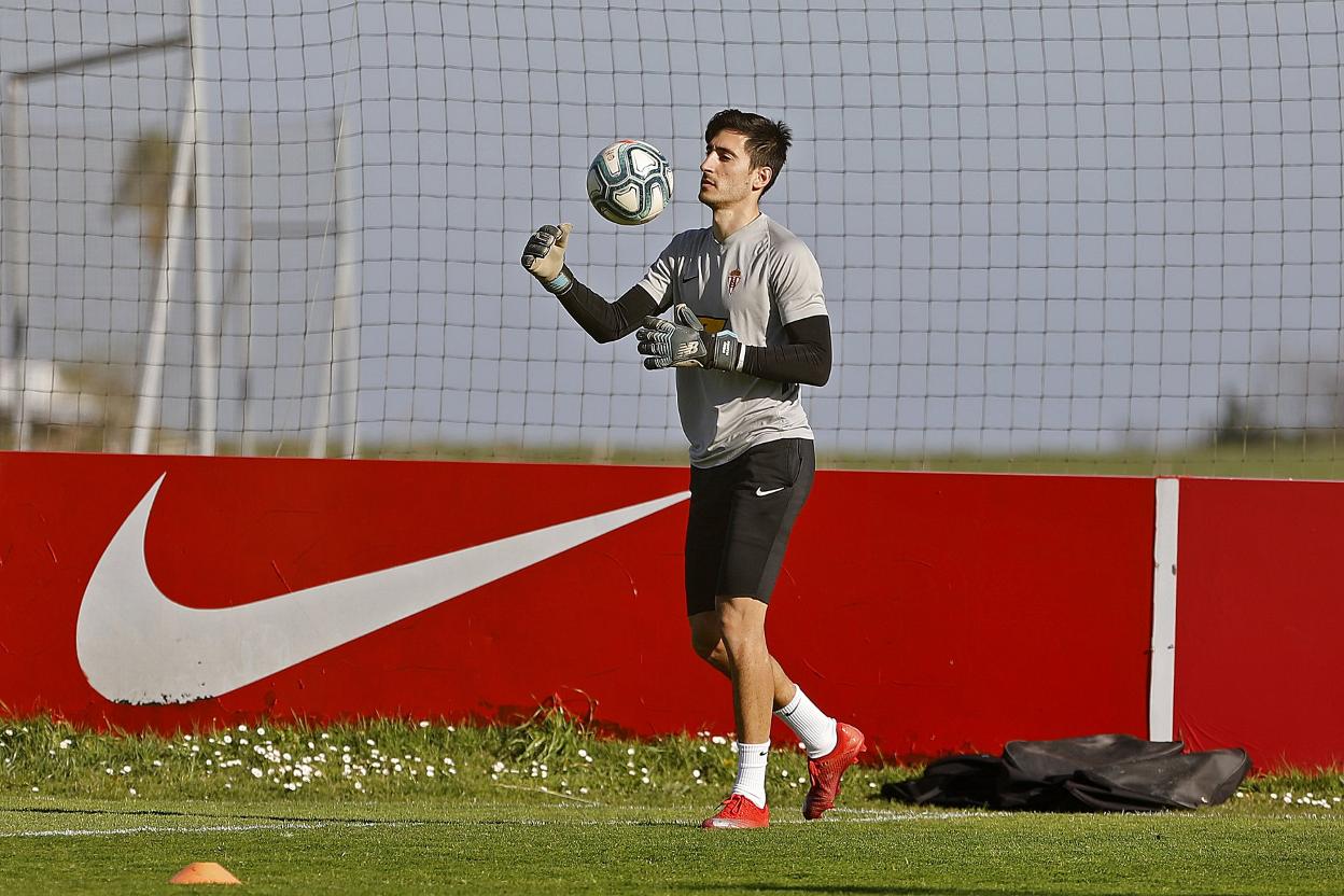 Diego Mariño, sujetando un balón en Mareo. 