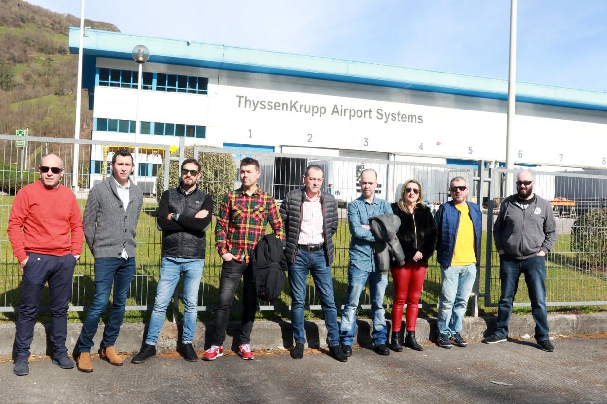 David Sánchez, Javier López, Rubén Noval, Eduardo Velasco, José Manuel Cima, Javier Bayón, Isabel Díaz, Javier Vázquez y Sergio Díaz, ayer, ante las instalaciones de Thyssen Airport Systems de Baíña, en Mieres. 