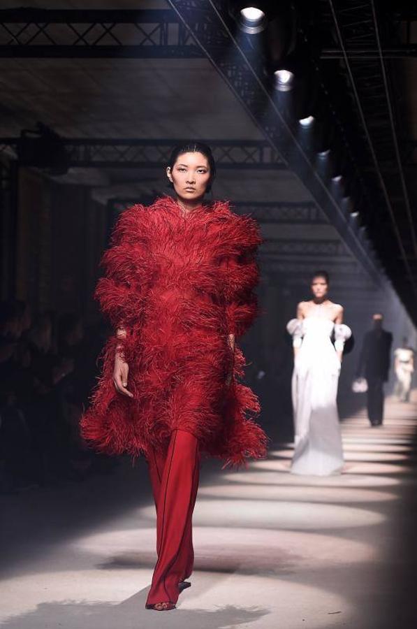 Para su colección de otoño-invierno presentada este domingo en la Semana de la Moda de París, La 'maison' de Givenchy tomó como fuente de inspiración los años 70 y a artistas como la portuguesa Helena Almaida. La diseñadora de la firma, Clare Waight Keller, optó por estampados y siluetas, en las que recuperó las formas que Givenchy trabajaba en aquella década. Un desfile repleto de elegancia en el que pudieron verse vestidos de corte asimétrico, grandes hombreras y exagerados volúmenes. Todo en una paleta de colores monocromos con distintas gamas de rojo, marrón, tabaco y cobalto. Tampoco faltaron las plumas, los flecos o el clásico binomio de blanco y negro para los trajes de noche.