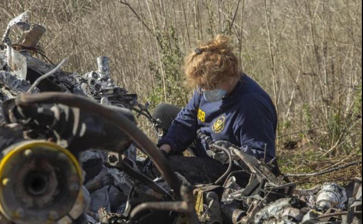 Una investigadora trabaja en el lugar del accidente. 