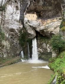 Imagen secundaria 2 - Paisajes nevados en los Lagos y Pajares. A la derecha, el 'chorrón' de Covadonga. 