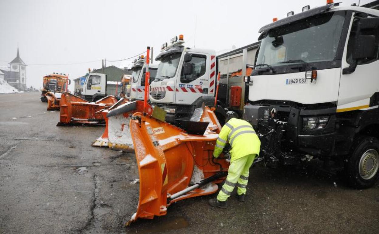 Un operario de Carreteras supervisa las quitanieves, listas para operar en el puerto de Pajares.