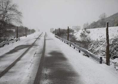 Imagen secundaria 1 - Paisajes nevados en los Lagos y Pajares. A la derecha, el 'chorrón' de Covadonga. 