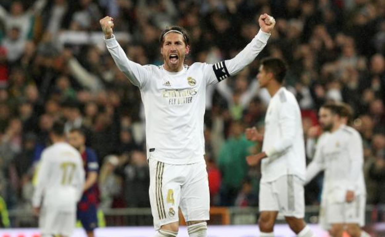 Sergio Ramos celebra la victoria del Real Madrid en el clásico.