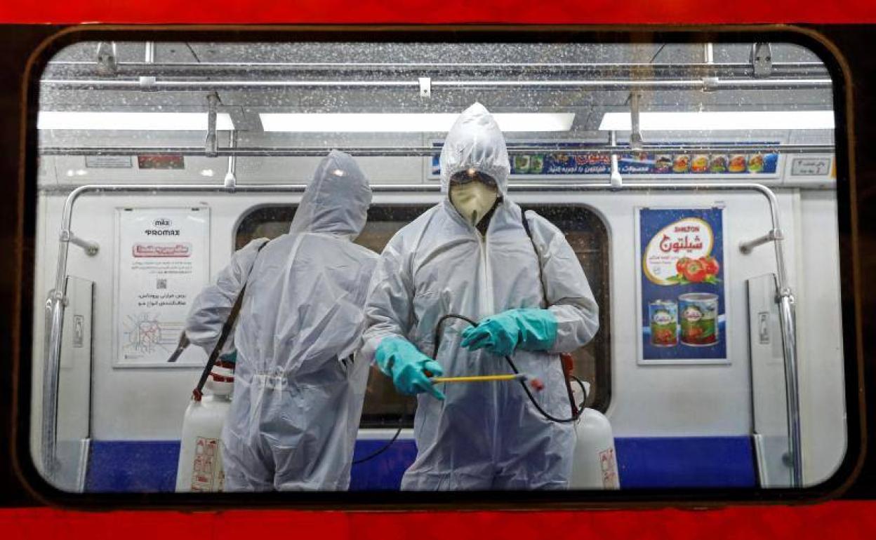 Desinfección del vagón de un metro de Teherán. 