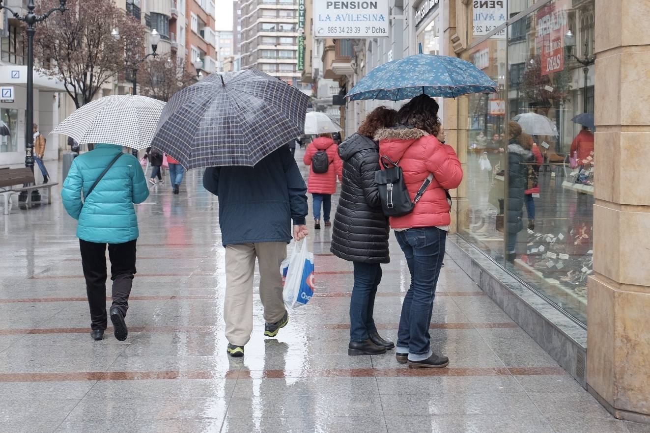 Asturias ha entrado en el mes de marzo bajo los efectos de la borrasca 'Katrine', que ha desplomado la cota de nieve al entorno de los 700 metros, lo que ha complicado la circulación en puertos de montaña como Pajares. Ese manto blanco también dibuja paisajes únicos, como los que se pueden ver en los Lagos de Covadonga. En cotas más bajas, la lluvia es la protagonista de la jornada.