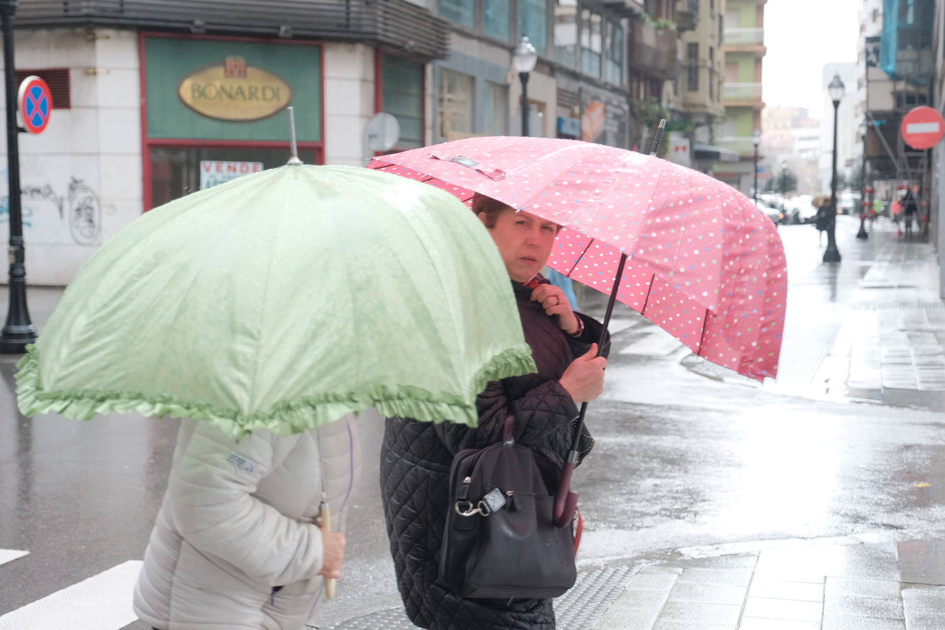 Asturias ha entrado en el mes de marzo bajo los efectos de la borrasca 'Katrine', que ha desplomado la cota de nieve al entorno de los 700 metros, lo que ha complicado la circulación en puertos de montaña como Pajares. Ese manto blanco también dibuja paisajes únicos, como los que se pueden ver en los Lagos de Covadonga. En cotas más bajas, la lluvia es la protagonista de la jornada.