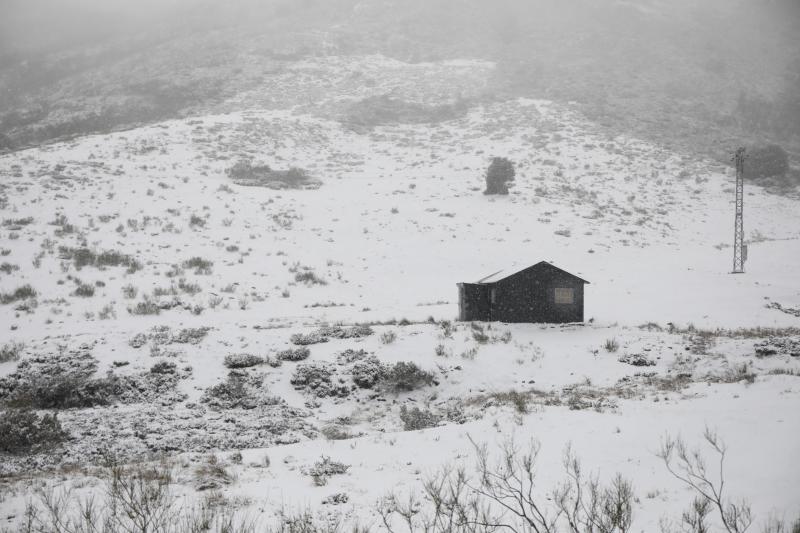 Asturias ha entrado en el mes de marzo bajo los efectos de la borrasca 'Katrine', que ha desplomado la cota de nieve al entorno de los 700 metros, lo que ha complicado la circulación en puertos de montaña como Pajares. Ese manto blanco también dibuja paisajes únicos, como los que se pueden ver en los Lagos de Covadonga. En cotas más bajas, la lluvia es la protagonista de la jornada.