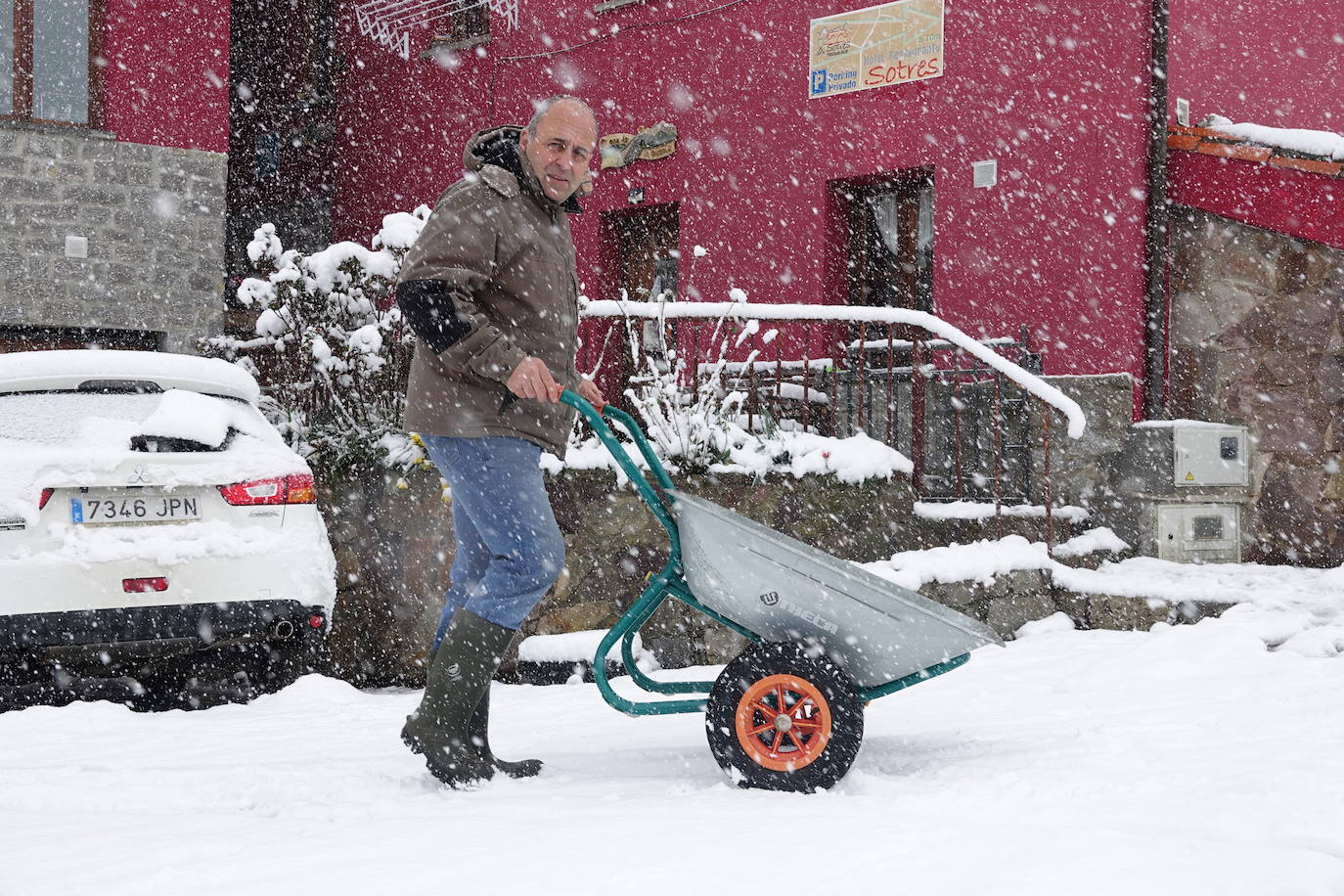 Asturias ha entrado en el mes de marzo bajo los efectos de la borrasca 'Karine', que ha desplomado la cota de nieve al entorno de los 700 metros, lo que ha complicado la circulación en puertos de montaña como Pajares. Ese manto blanco también dibuja paisajes únicos, como los que se pueden ver en los Lagos de Covadonga. En cotas más bajas, la lluvia es la protagonista de la jornada.