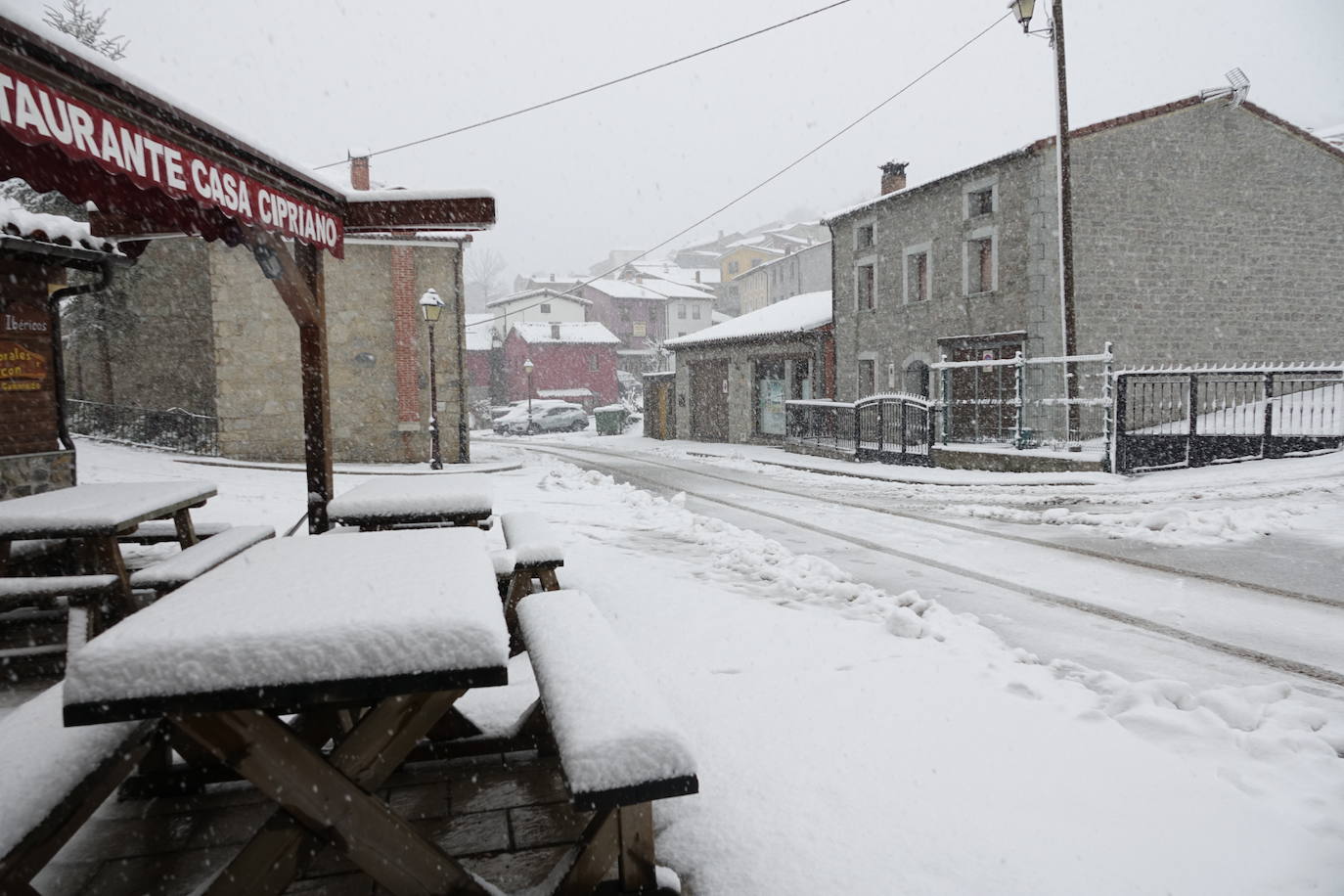 Asturias ha entrado en el mes de marzo bajo los efectos de la borrasca 'Karine', que ha desplomado la cota de nieve al entorno de los 700 metros, lo que ha complicado la circulación en puertos de montaña como Pajares. Ese manto blanco también dibuja paisajes únicos, como los que se pueden ver en los Lagos de Covadonga. En cotas más bajas, la lluvia es la protagonista de la jornada.