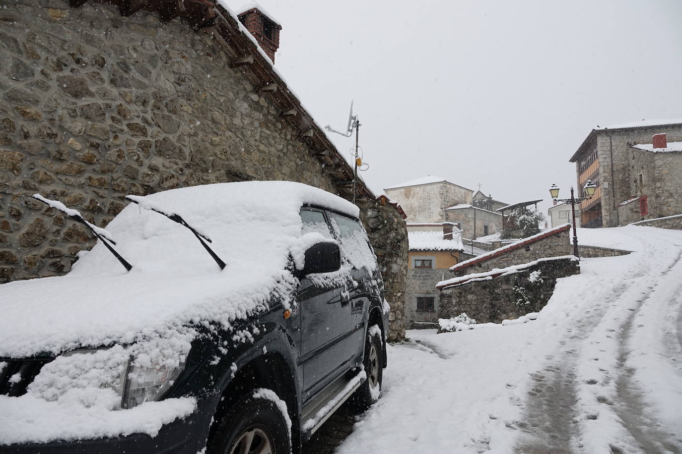 Asturias ha entrado en el mes de marzo bajo los efectos de la borrasca 'Karine', que ha desplomado la cota de nieve al entorno de los 700 metros, lo que ha complicado la circulación en puertos de montaña como Pajares. Ese manto blanco también dibuja paisajes únicos, como los que se pueden ver en los Lagos de Covadonga. En cotas más bajas, la lluvia es la protagonista de la jornada.