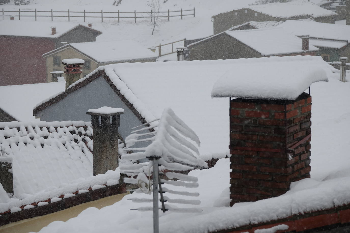 Asturias ha entrado en el mes de marzo bajo los efectos de la borrasca 'Karine', que ha desplomado la cota de nieve al entorno de los 700 metros, lo que ha complicado la circulación en puertos de montaña como Pajares. Ese manto blanco también dibuja paisajes únicos, como los que se pueden ver en los Lagos de Covadonga. En cotas más bajas, la lluvia es la protagonista de la jornada.