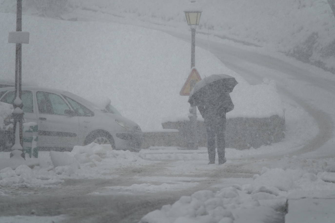 Asturias ha entrado en el mes de marzo bajo los efectos de la borrasca 'Karine', que ha desplomado la cota de nieve al entorno de los 700 metros, lo que ha complicado la circulación en puertos de montaña como Pajares. Ese manto blanco también dibuja paisajes únicos, como los que se pueden ver en los Lagos de Covadonga. En cotas más bajas, la lluvia es la protagonista de la jornada.