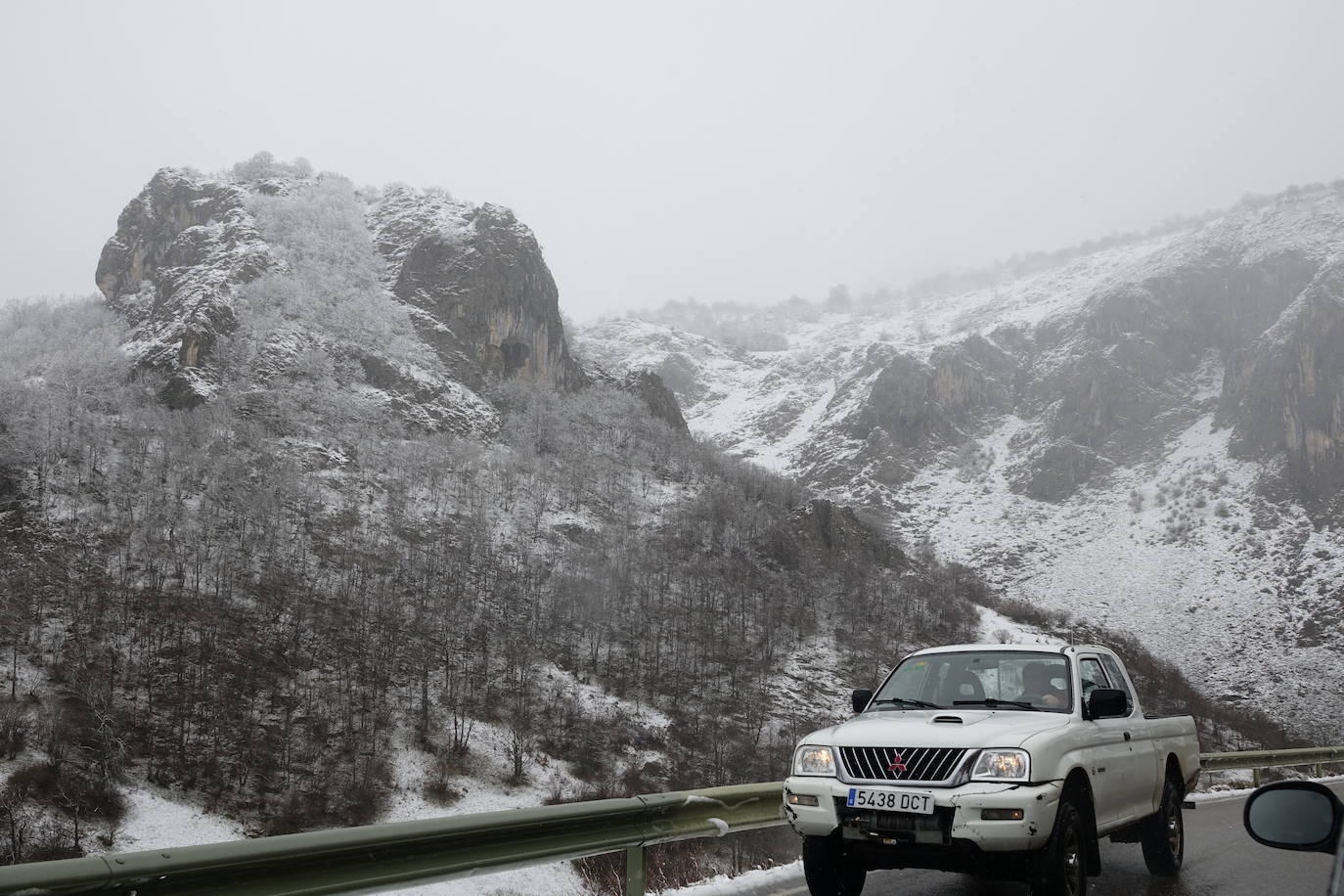 Asturias ha entrado en el mes de marzo bajo los efectos de la borrasca 'Karine', que ha desplomado la cota de nieve al entorno de los 700 metros, lo que ha complicado la circulación en puertos de montaña como Pajares. Ese manto blanco también dibuja paisajes únicos, como los que se pueden ver en los Lagos de Covadonga. En cotas más bajas, la lluvia es la protagonista de la jornada.