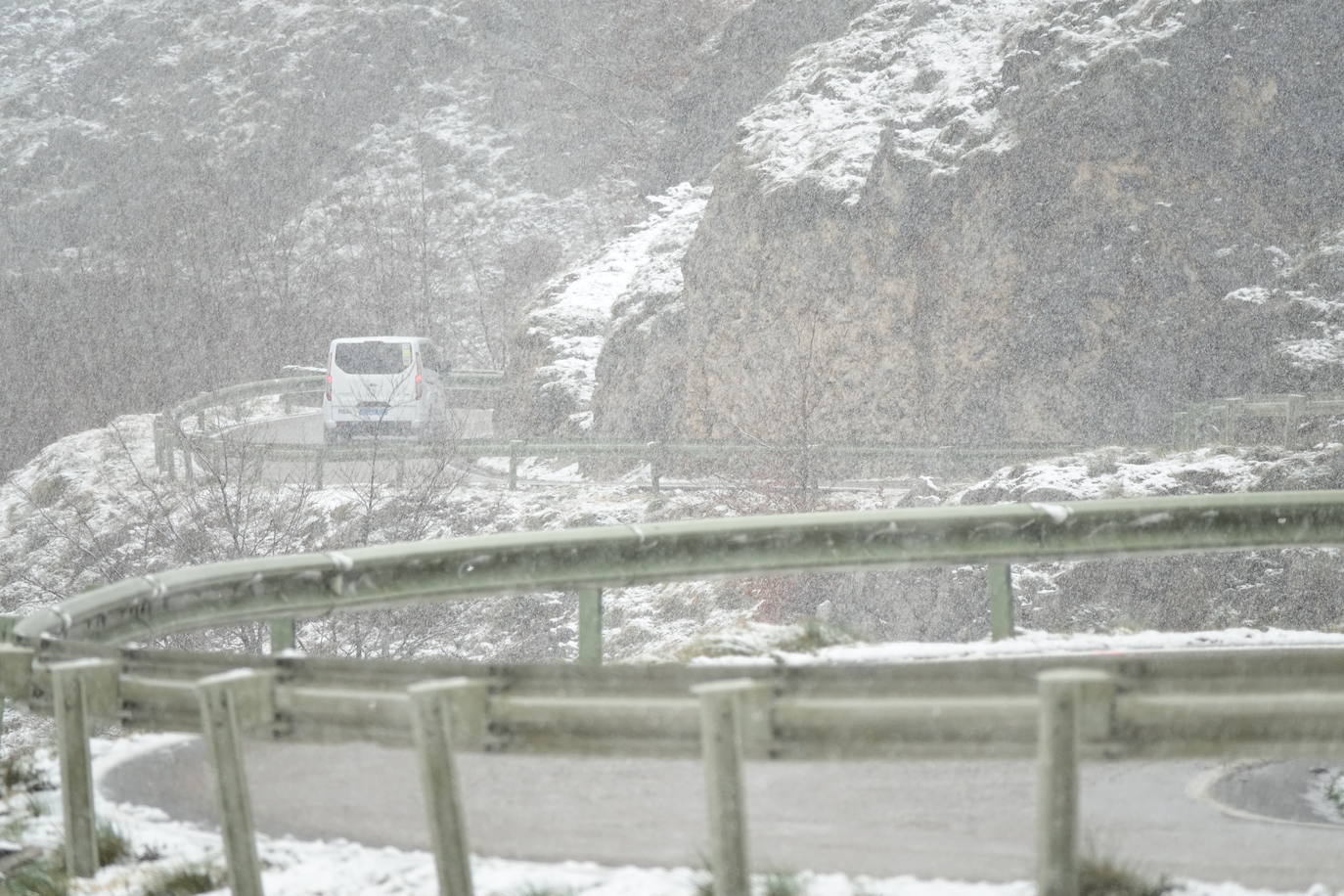 Asturias ha entrado en el mes de marzo bajo los efectos de la borrasca 'Karine', que ha desplomado la cota de nieve al entorno de los 700 metros, lo que ha complicado la circulación en puertos de montaña como Pajares. Ese manto blanco también dibuja paisajes únicos, como los que se pueden ver en los Lagos de Covadonga. En cotas más bajas, la lluvia es la protagonista de la jornada.