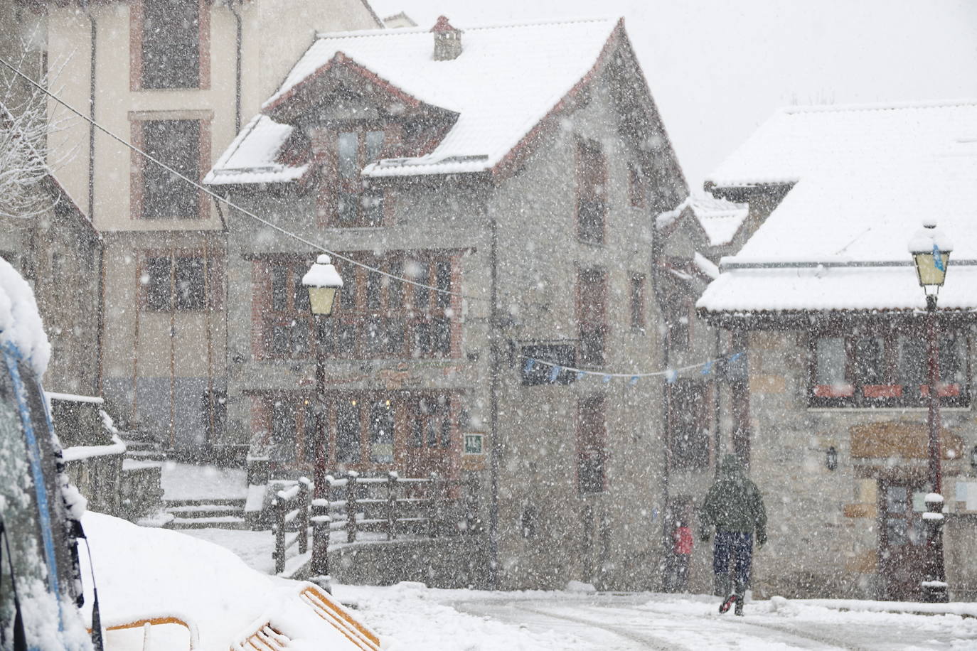 Asturias ha entrado en el mes de marzo bajo los efectos de la borrasca 'Karine', que ha desplomado la cota de nieve al entorno de los 700 metros, lo que ha complicado la circulación en puertos de montaña como Pajares. Ese manto blanco también dibuja paisajes únicos, como los que se pueden ver en los Lagos de Covadonga. En cotas más bajas, la lluvia es la protagonista de la jornada.