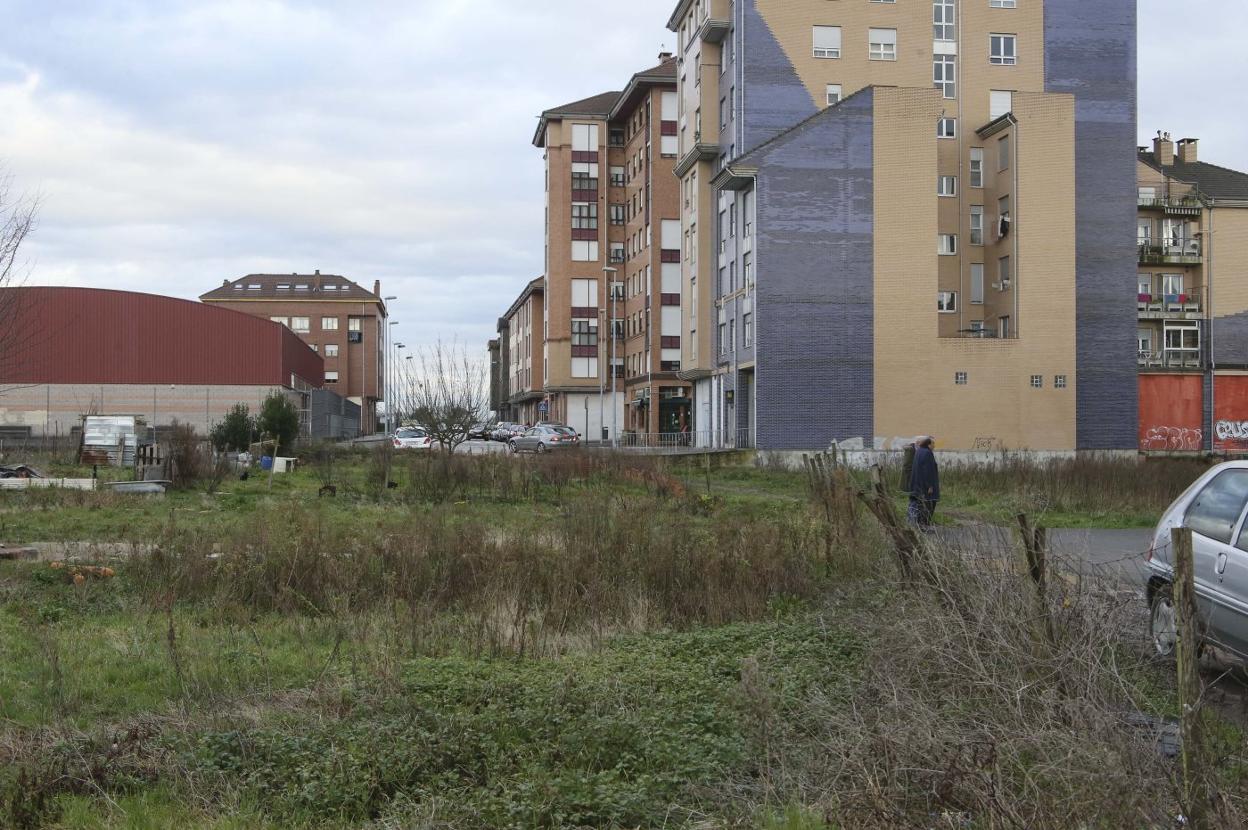 El lugar onde se construirá el aparcamiento en Lugones. 