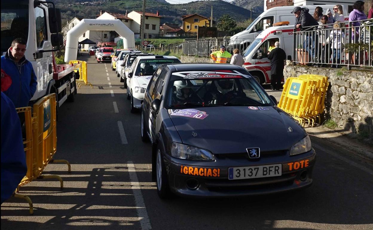 Los coches, preparados para tomar la salida. 