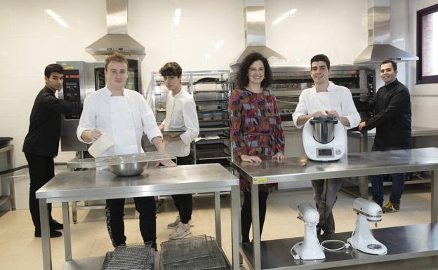 Los estudiantes del IES Leopoldo Alas Clarín, con su profesora, en una de las aulas donde se forman. 