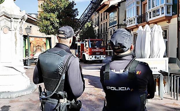 Intervención de bomberos y policía en la plaza de Riego de Oviedo.