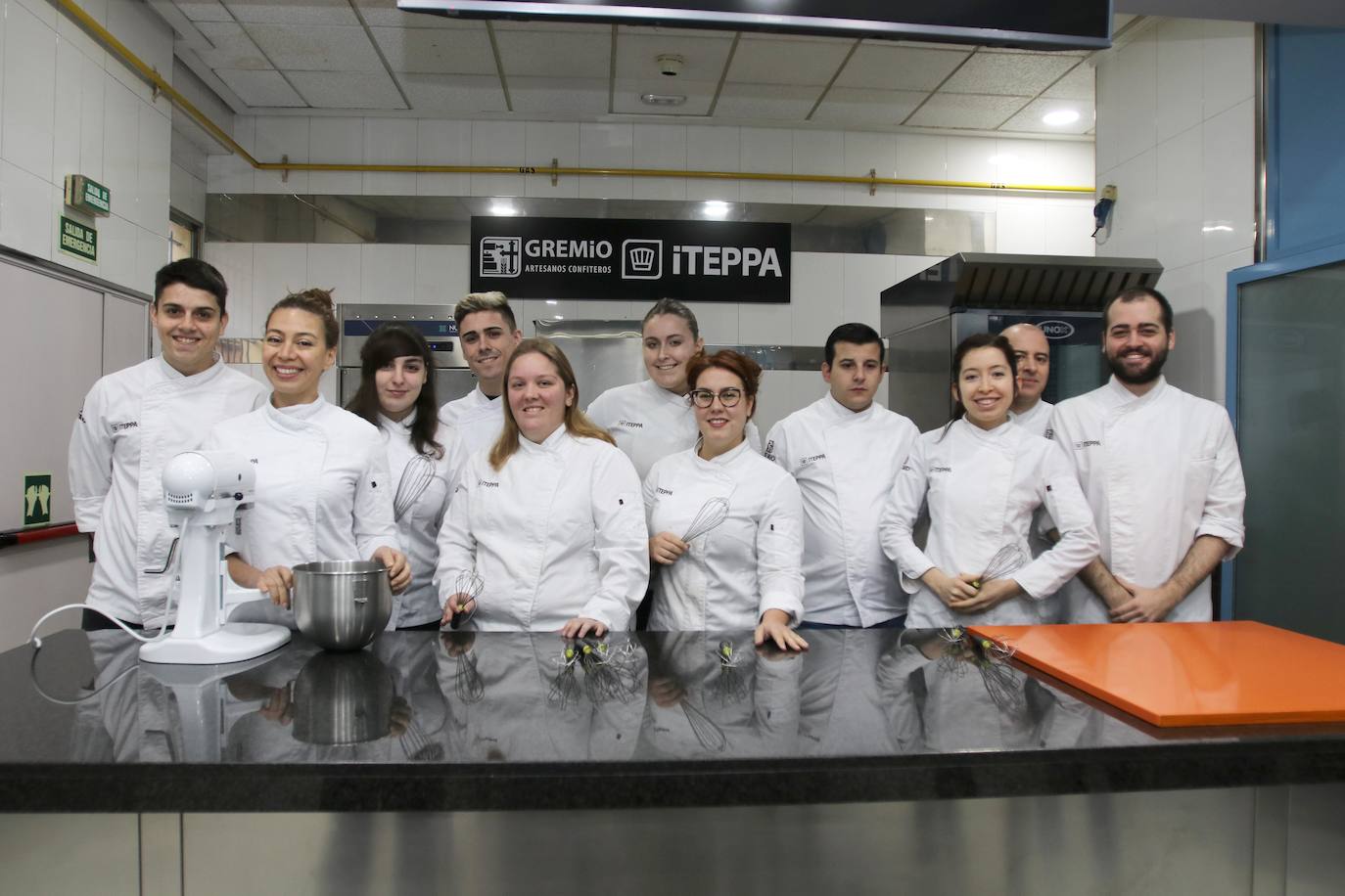 Los equipo del ITEPPA, ataviados con la chaquetilla profesional,en una de las cocinas del centro. 