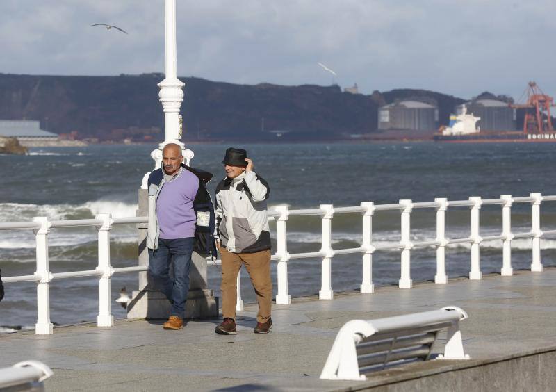 La costa oriental de Asturias está en alerta roja por fenómenos costeros en los últimos coletazos de 'Karine'