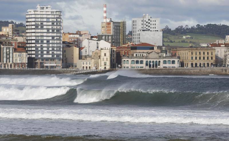 La costa oriental de Asturias está en alerta roja por fenómenos costeros en los últimos coletazos de 'Karine'