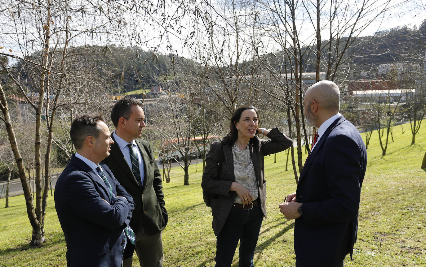 90 alumnos de los colegios San Félix y Poeta Antón han participado en la plantación de 95 frutales alrededor de la cementera gijonesa Tudela Veguín. 