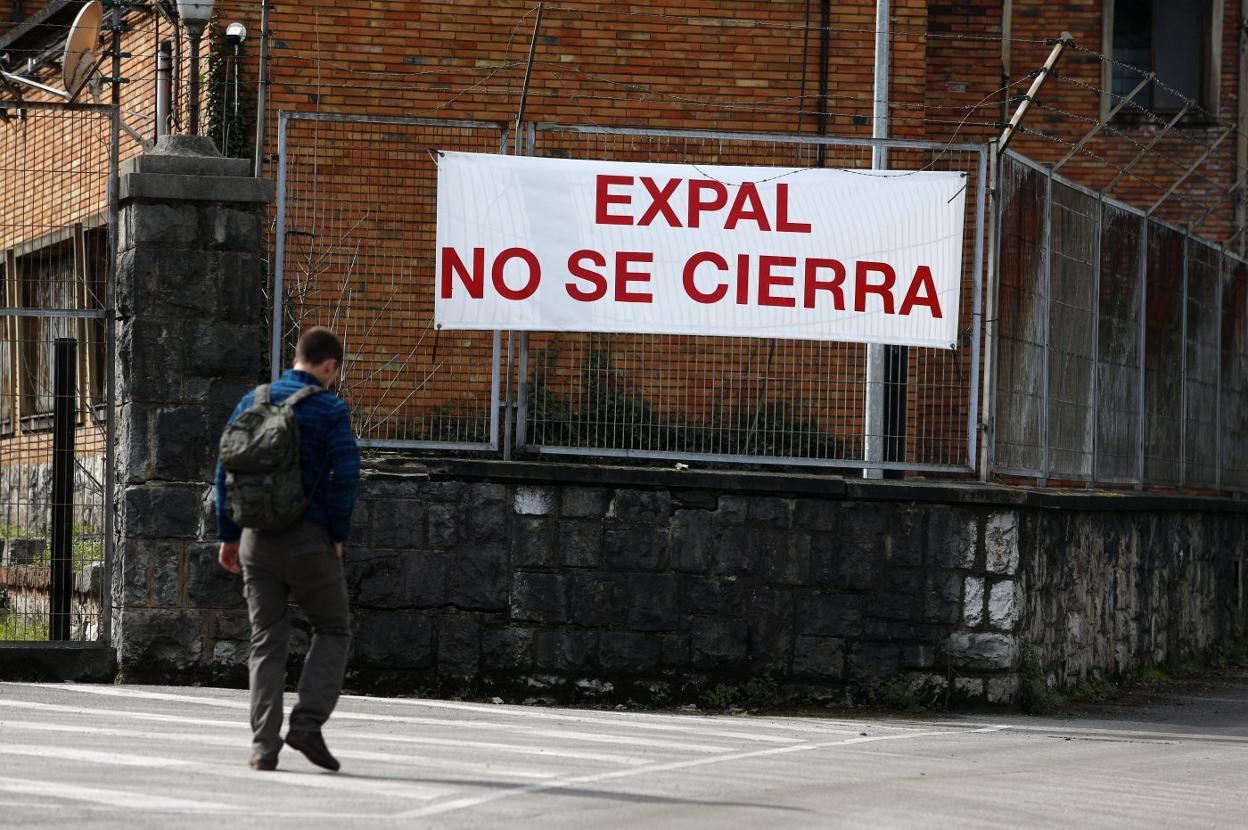 Uno de los trabajadores de Expal, saliendo de la fábrica de municiones de Trubia durante el cambio de turno. 