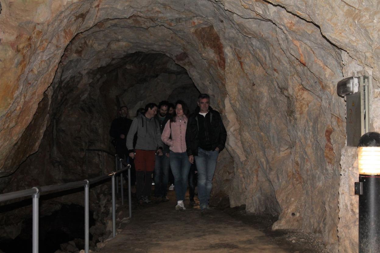 Uno de los primeros grupos en entrar a la cueva de Tito Bustillo en la pasada temporada. 