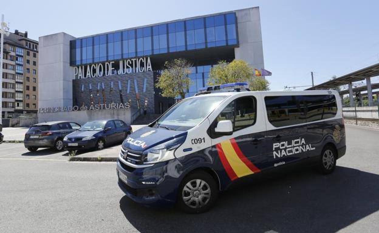 El hombre acusado de realizar tocamientos a una menor en un parque de Gijón niega los hechos