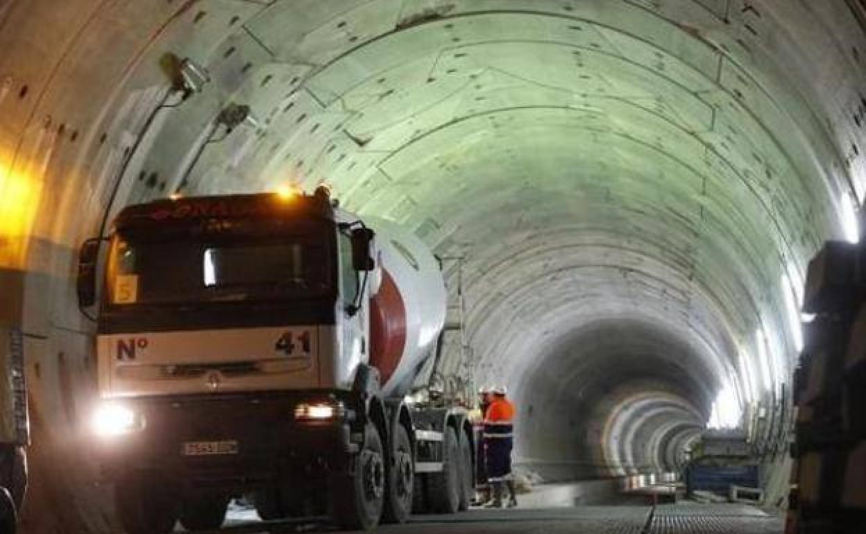 Barbón creee que el ancho internacional retrasaría la variante de Pajares cinco años