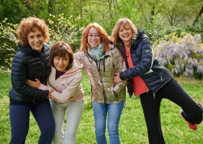 Imagen secundaria 1 - Arriba, Adriana Ozores, Nathalie Poza y Emma Suárez, en un fotograma de la película. Debajo, una fotografía durante el rodaje de las protagonistas, junto a la directora, y Blanca Portillo, en un fotograma de la película.