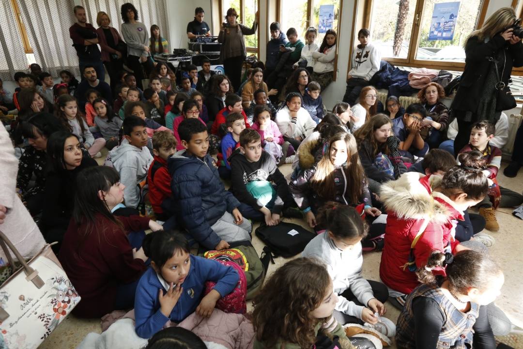 El Ayuntamiento de Oviedo ha comenzado ya a celebrar el Día Internacional de la Mujer. Este viernes ha tenido lugar el acto 'Construyendo igualdad', en el que decenas de alumnos han colaborado a plantar un árbol. Al evento también ha acudido el alcalde de la capital asturiana, Alfredo Canteli. 