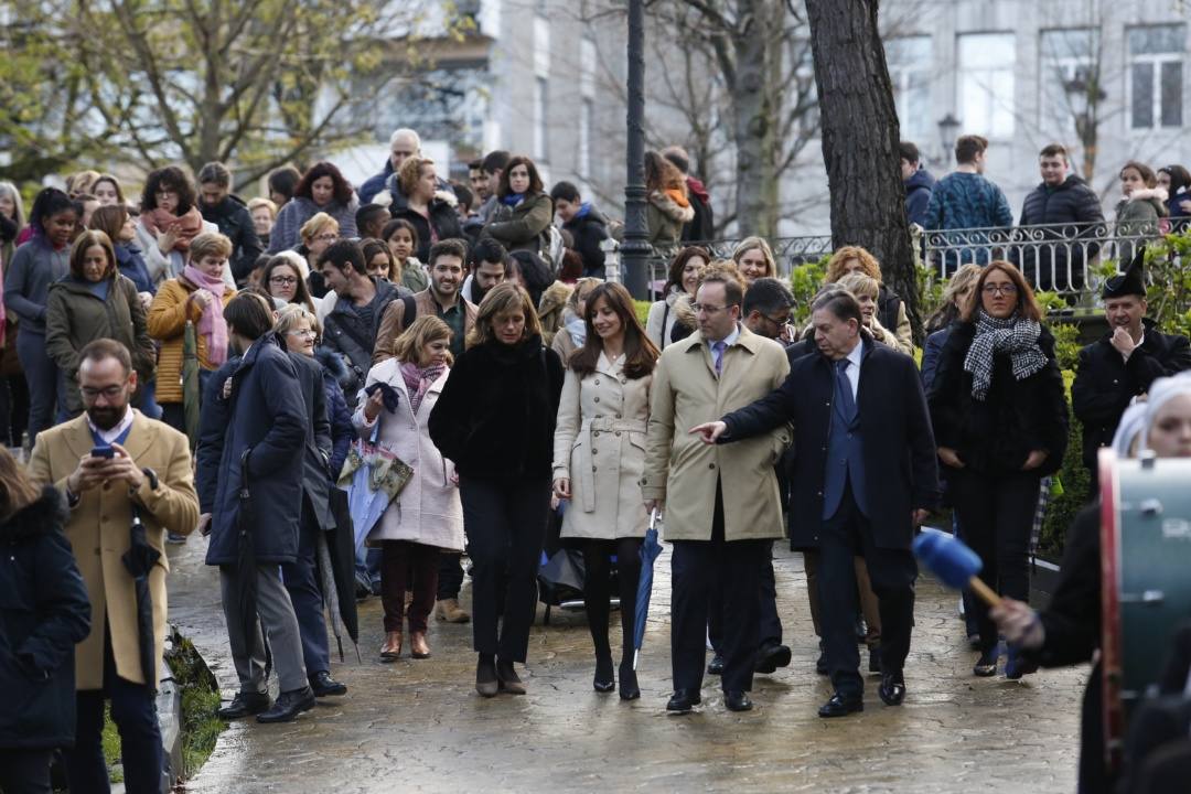 El Ayuntamiento de Oviedo ha comenzado ya a celebrar el Día Internacional de la Mujer. Este viernes ha tenido lugar el acto 'Construyendo igualdad', en el que decenas de alumnos han colaborado a plantar un árbol. Al evento también ha acudido el alcalde de la capital asturiana, Alfredo Canteli. 