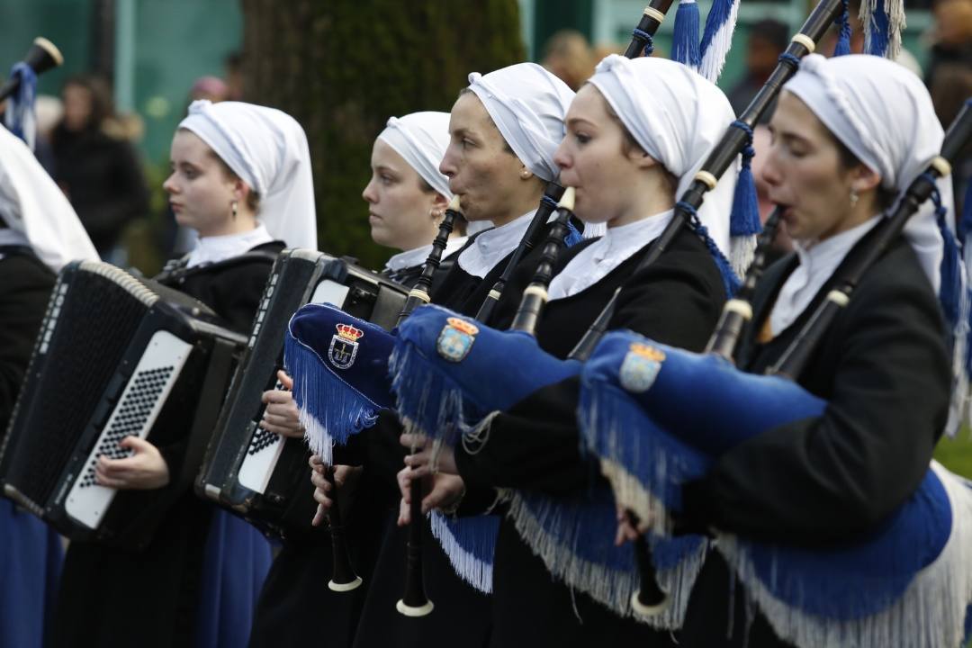 El Ayuntamiento de Oviedo ha comenzado ya a celebrar el Día Internacional de la Mujer. Este viernes ha tenido lugar el acto 'Construyendo igualdad', en el que decenas de alumnos han colaborado a plantar un árbol. Al evento también ha acudido el alcalde de la capital asturiana, Alfredo Canteli. 
