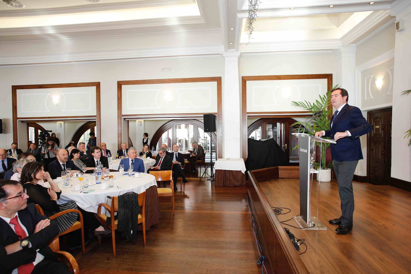 El presidente de la Confederación Española de Organizaciones Empresariales (CEOE) participa en la jornada 'Retos y oportunidades de las empresas ante el nuevo ciclo', organizada por EL COMERCIO y Liberbank